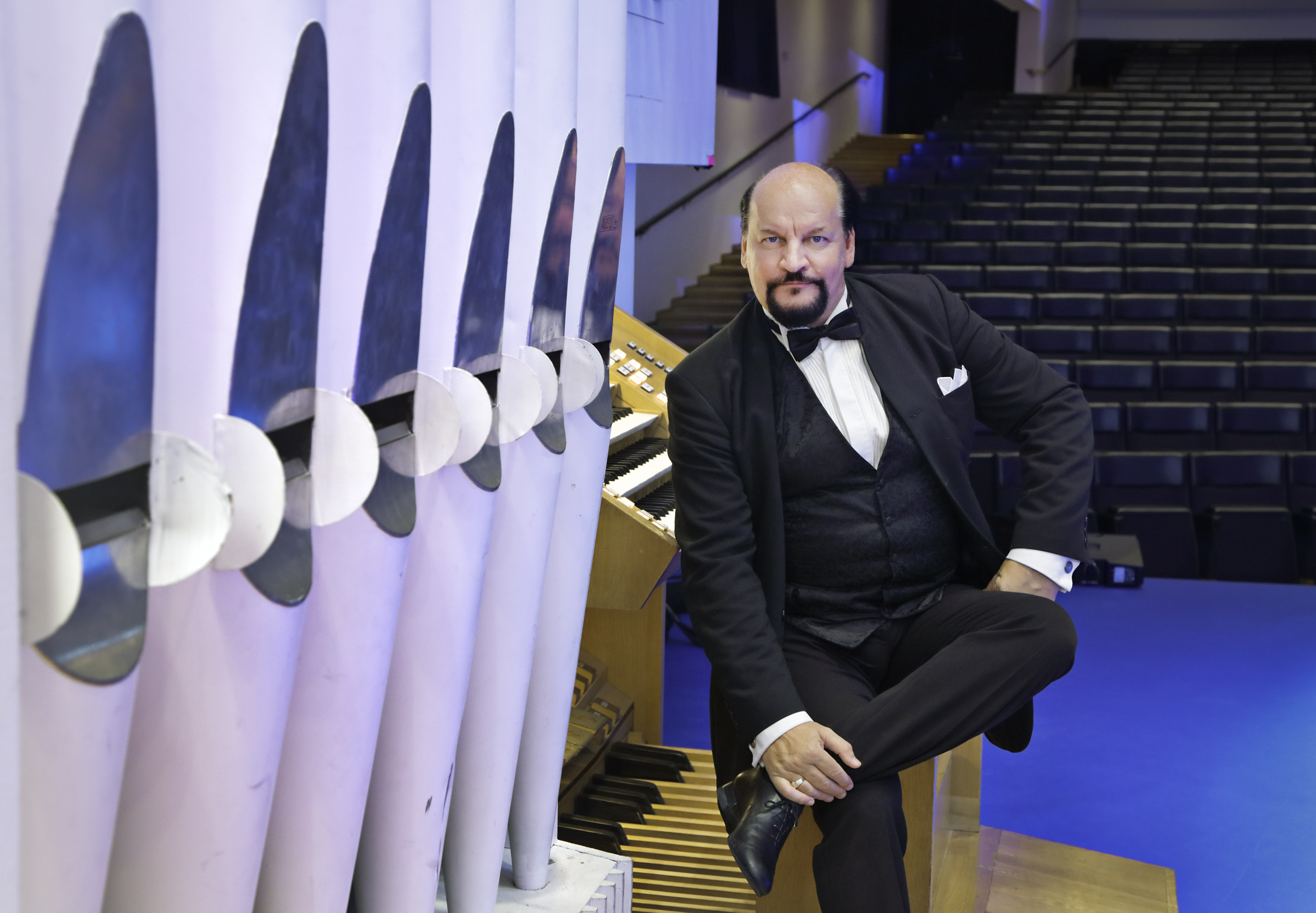 Maailman mahtavimmista konserttisaleista Kuusamoon – urkumaestro tulkitsee Finlandian Pyhän Ristin kirkon uruilla