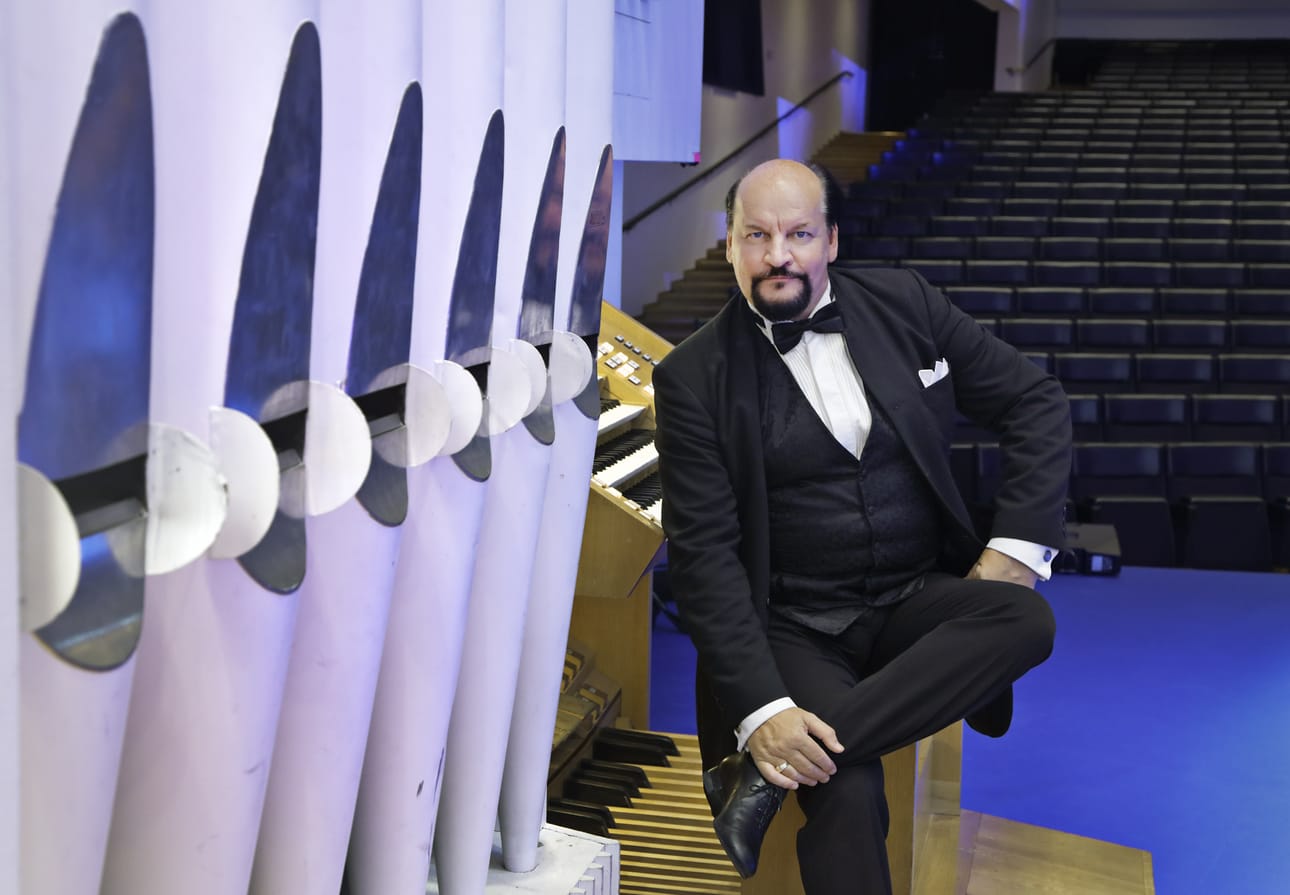 Kansanvälisen urkutaiteilijan Kalevi Kiviniemen konsertti Kuusamon kirkossa on ainutlaatuinen tilaisuus kuulla maailman merkittävimpiin urkutaiteilijoiden kuuluvan maestron soittoa.