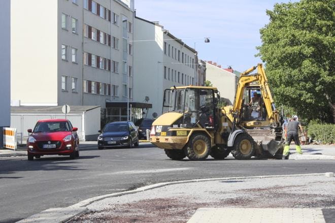 Tietöitä on tehty Koulukadun ja Rauhankadun risteyksessä. Autoilijat ovat katuremontin aikana ajaneet Rauhankadun kautta. Ingon mukaan tien avautuminen helpottaa pahimpia keskustan ruuhkia. KUVAT: HENRI POHJALA