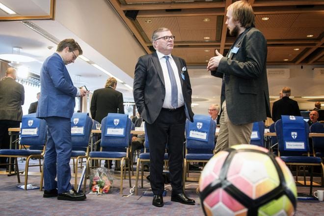 Ville Niinistö (vasemmalla) tavoitteli vuosi sitten paikkaa Palloliiton puheenjohtajana, mutta hävisi vaalissa Ari Lahdelle (keskellä). KUVA: Kimmo Penttinen