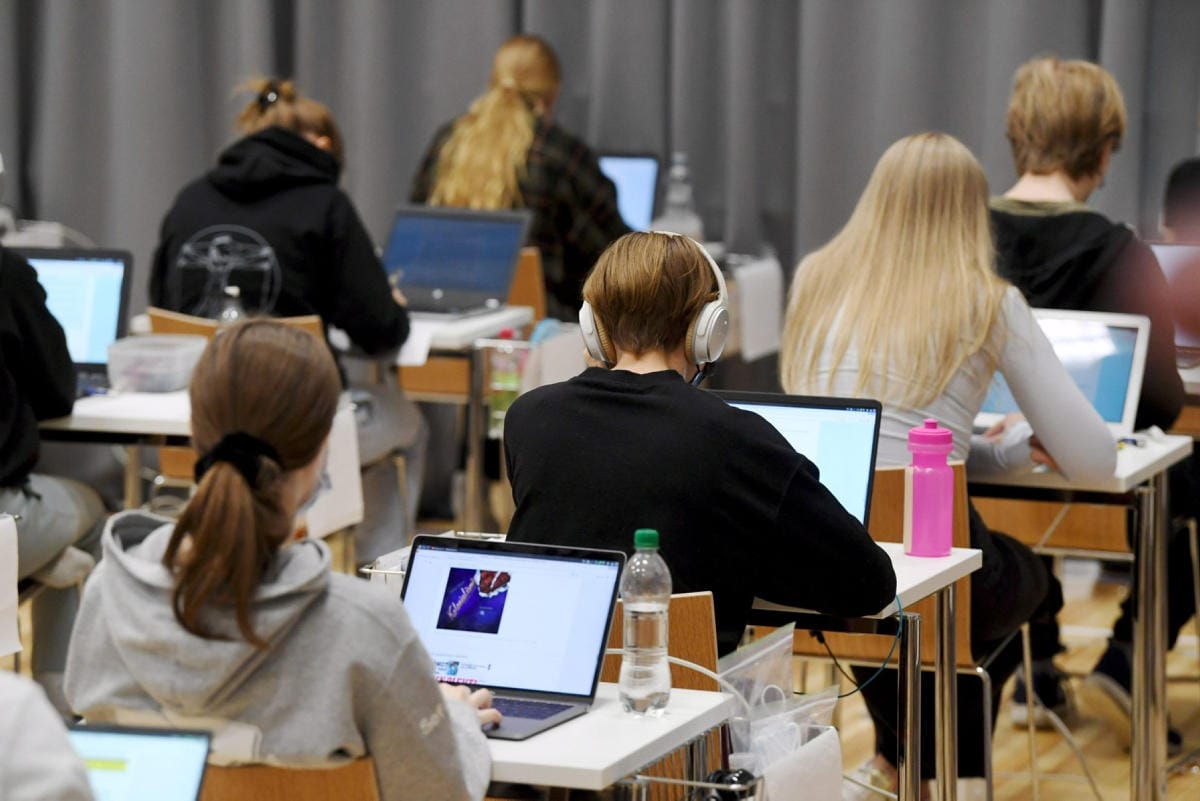 Tämän kevään ylioppilaskirjoituksiin oli ilmoittautunut yli 46 300 kokelasta. Lehtikuva / Antti Aimo-Koivisto