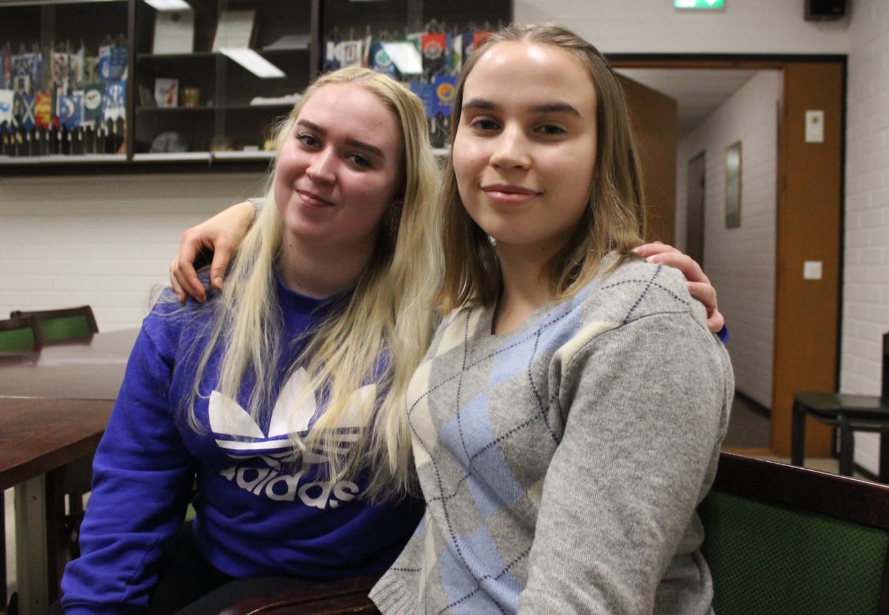 Nuorisovaltuuston jäsen Lyydia Lahtinen (oik.) arveli valtuustossa, etteivät nuoret käyttäisi paljon kuntorappusia. Lahtinen ja Nella Kuusimäki kertovat, että pian koittavat uudet nuorisovaltuuston vaalit. He jättävät nuorisovaltuuston. Lahtinen on muuttanut Tampereelle.
