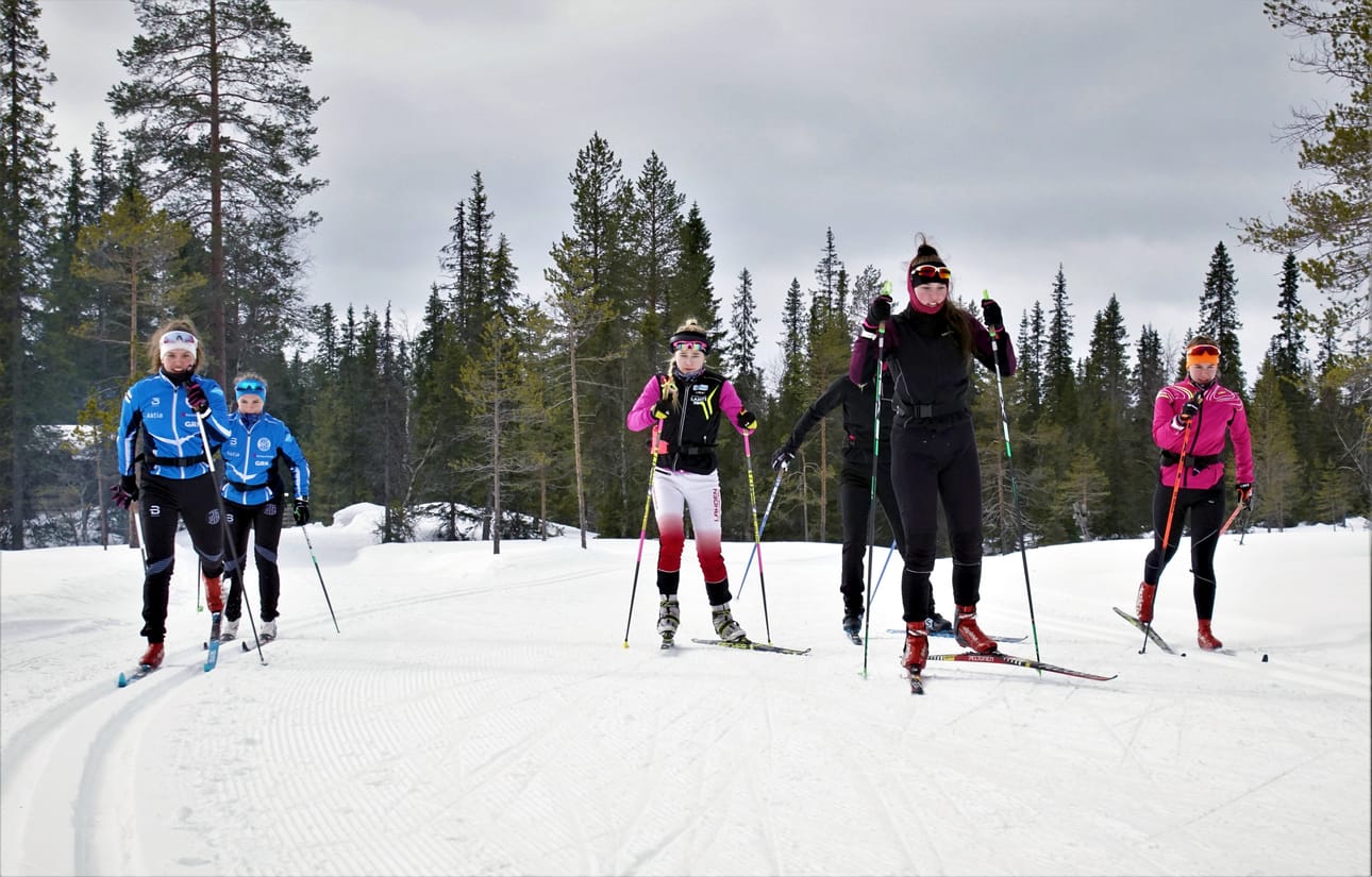 Eeva Haasonen, Hilda Salonen, Annika Jokinen, Emmi Kiljunen, Laura Kankkunen ja Helmi Peipinen ottivat odottamattoman tilanteen harjoittelun kannalta. Syötteen laduilla meni viikko ja kertyi paljon kilometrejä. Kuvassa hiihtäjät tiistaina.