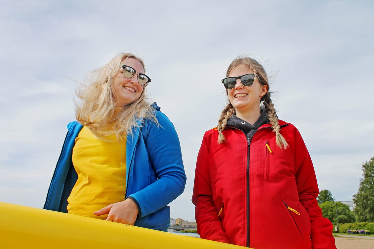 Anna Karjalainen (vas.) ja Hanna Konttijärvi ovat valmiina pelastamaan.