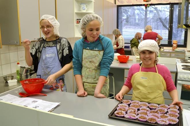 Aada Ala-Nisula, Ronja Kivimäki ja Inkeri Haaparanta jakoivat työtehtäviään lauantain kurssilla tasapuolisesti. – Minä teen muffineja, Inkeri pitsaa ja Ronja tiskaa, Aada nauroi. KUVA: HANNELE YLI-VIITALA