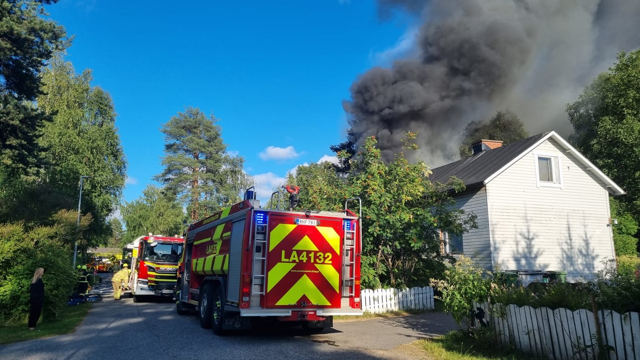 Omakotitaloalueella syttyi tulipalo torstai-iltana. Paikalla on useampi pelastuslaitoksen yksikkö.