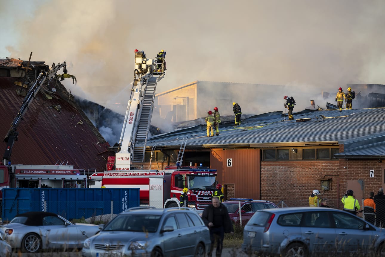 Paloalue saatiin rajattua, mutta silti yli 300 neliömetriä kattorakenteita on tuhoutunut. Rakennuksessa on sortumisvaara, mikä hankaloittaa savusukeltajien työtä.