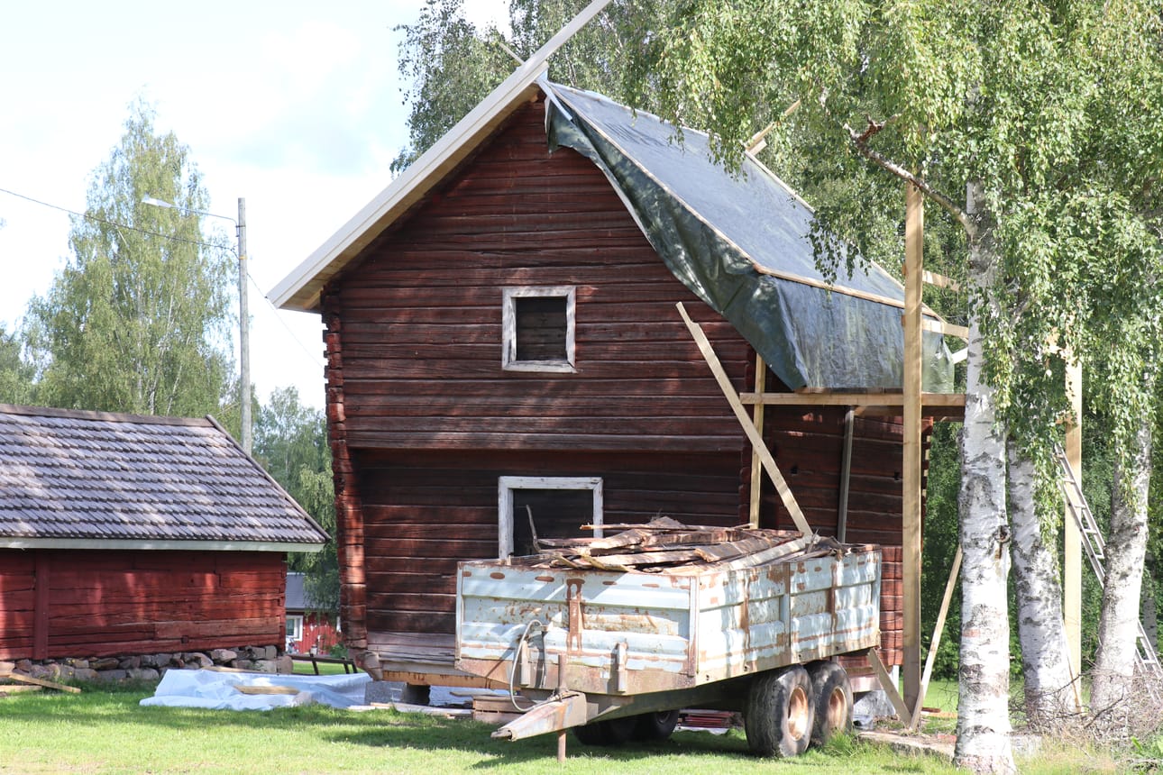 Kaupungin omistama aitta on siirretty vanhan puukoulun pihapiiriin, tikashuoneen kaveriksi Kortesjärven keskustaan pääraitin varteeen. Kortesjärvi-Seura kunnostaa ensimmäiseksi aitan katon. Työt olivat viime viikolla jo valmiin puolella.