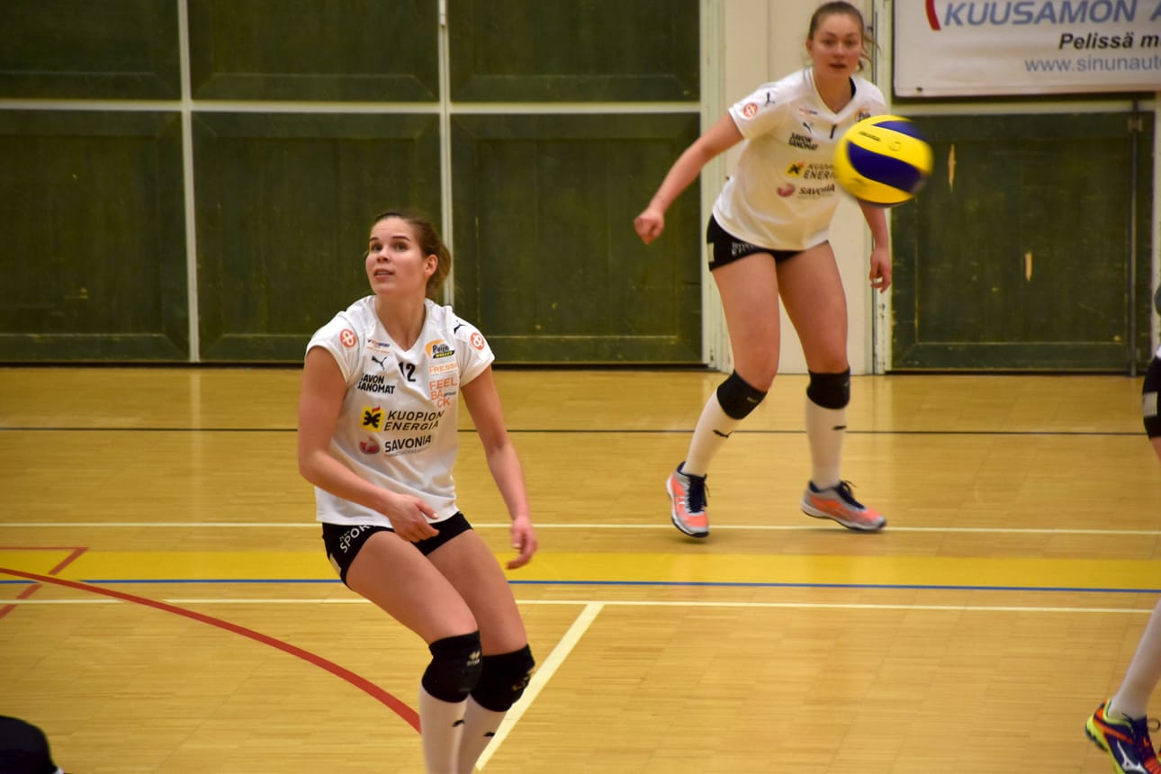 Puijo Wolleyn Sanni Määttä ja Riikkaliisa Kärkkäinen pääsivät pelaamaan vanhassa kotisalissaan Kuusamossa.