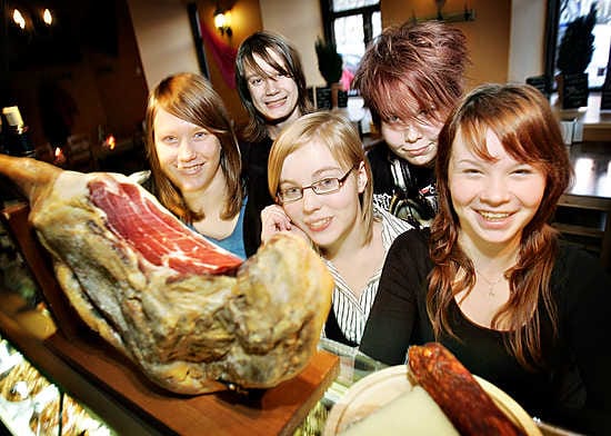 Myllytullin koulun kahdeksasluokkalaiset Tiia Takalo (vas), Aleksi Penttilä, Anna Nikkilä, Mira Lohilahti ja Milla Rajanti kokoontuivat keskiviikkona espanjalaisen tapas-pöydän ääreen Andalucía -ravintolaan.