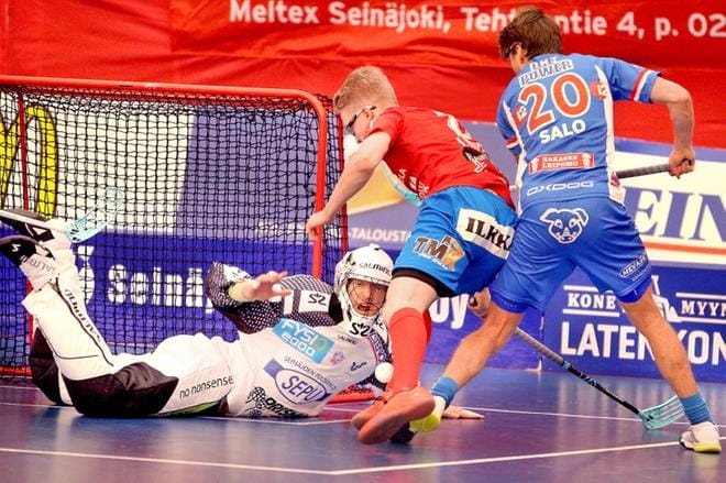 SPV:n maalivahti Eero Kosonen oli välillä helisemässä, kun Classic hyökkäsi pirteästi ja käytti paikkansa hyväksi. KUVA: HEIKKI HAKANEN