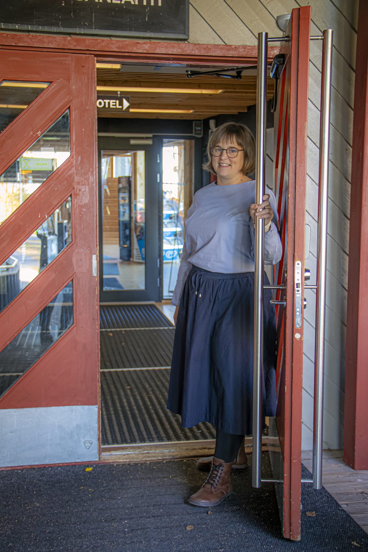 Lokakuusta lähtien koko luontokeskus on Limingan kunnan omaisuutta. Ovella Limingan kunnan matkailupäällikkö Hanna-Leena Rumpunen.
