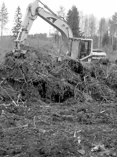 Yötä päivää. Hannu Niinikosken raiviolla Reisjärven Köyhänperällä koneet käyvät lähes yötä päivää. Pellon pitää olla valmis lokakuun lopussa.