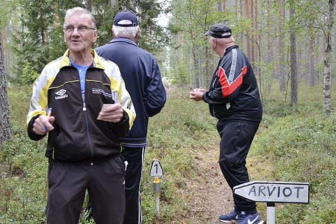 Jaakko Pietilä sekä Hannu ja Seppo Rinta-Runsala yrittävät arvioida, kuinka etäällä hirvenpäät ovat. KUVAT: JAANA ALA-LAHTI