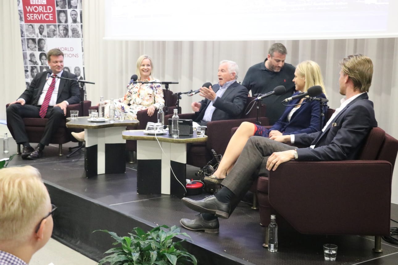 BBC:n Suomi-keskustelussa olivat mukana Ville Skinnari, Riikka Purra, Elina Lepomäki ja Jari Hanska (oik.). Puhetta johti Jonathan Dingleby (keskellä)