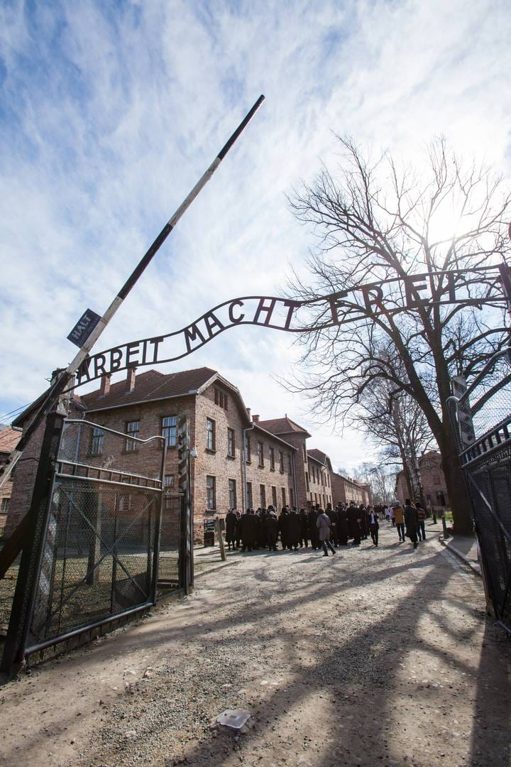 Arbeit macht frei eli työ vapauttaa luki monen keskitysleirin portilla.