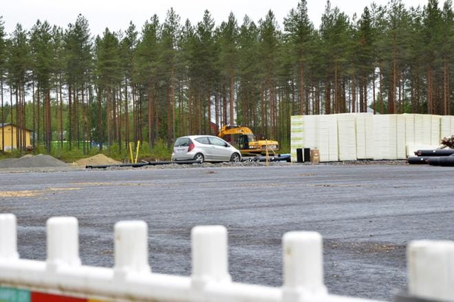 Hallityömaa sijaitsee lämpölaitoksen naapurissa. KUVA: JUHO KORPELA