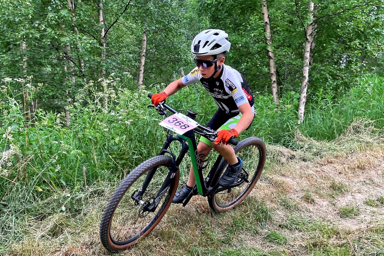 Seinäjoen oma poika Eeli Laitila on mukana lauantaina XCC Short trackin SM-kilpailussa Joupiskalla. Kuvassa hän polkee voittoon äskettäin Kokkolassa M12 sarjan viikkokisassa.