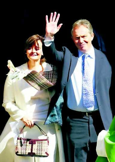 Pääministeri Tony Blair ja puolisonsa Cherie Blair poistumassa brightonilaisesta All Saints -kirkosta. Blairit osallistuivat työväenpuolueen kokoukseen sunnuntaina Brightonissa.