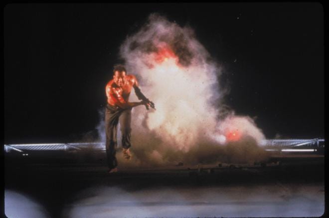 Bruce Willis on poliisi John McClanena ensimmäisen kerran Die Hard – vain kuolleen ruumiini yli -elokuvassa. KUVA: Sub