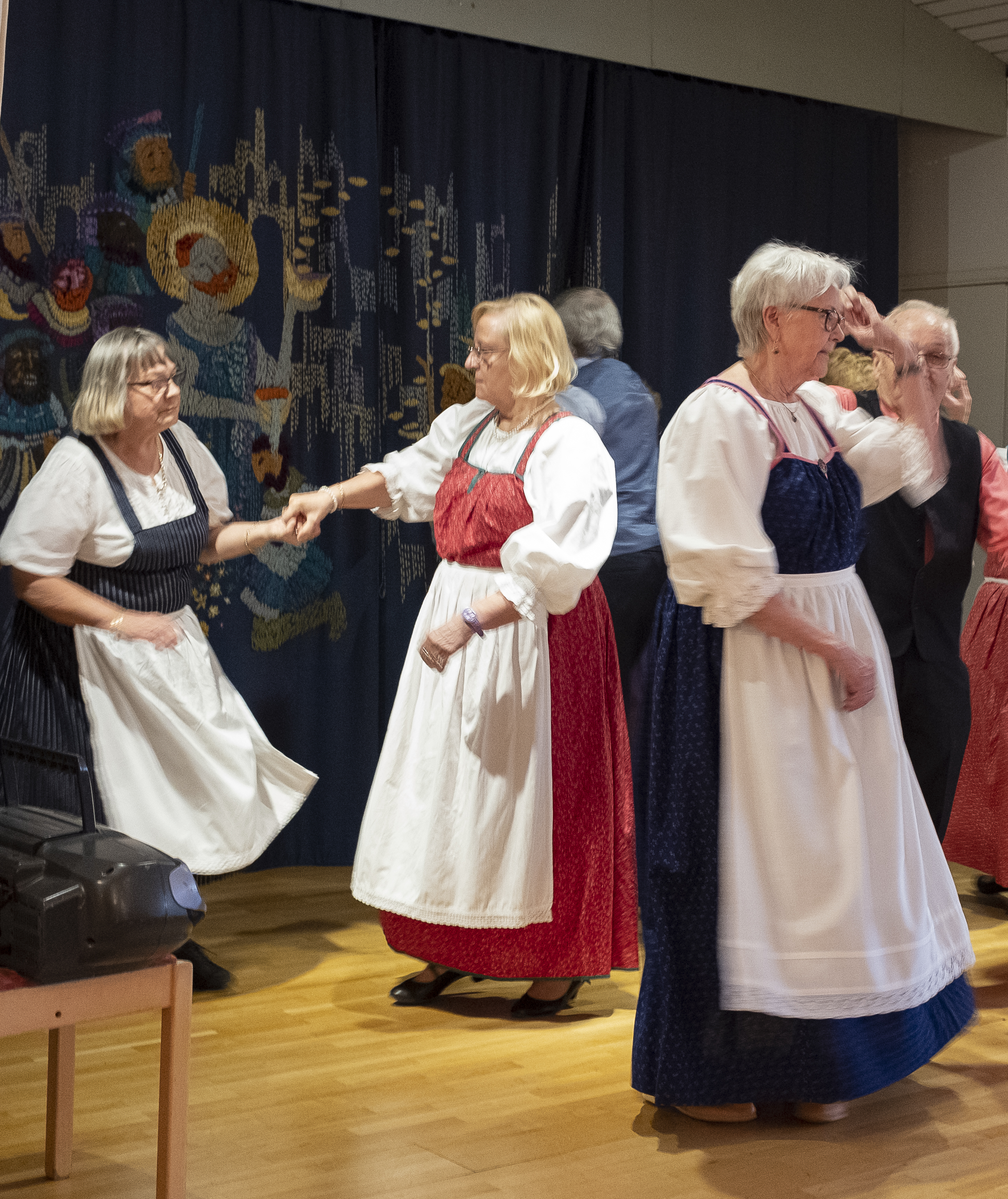 Esiintymässä Hallstahammarin ruotsinsuomalaisten eläkeläisten tanhuryhmä. 