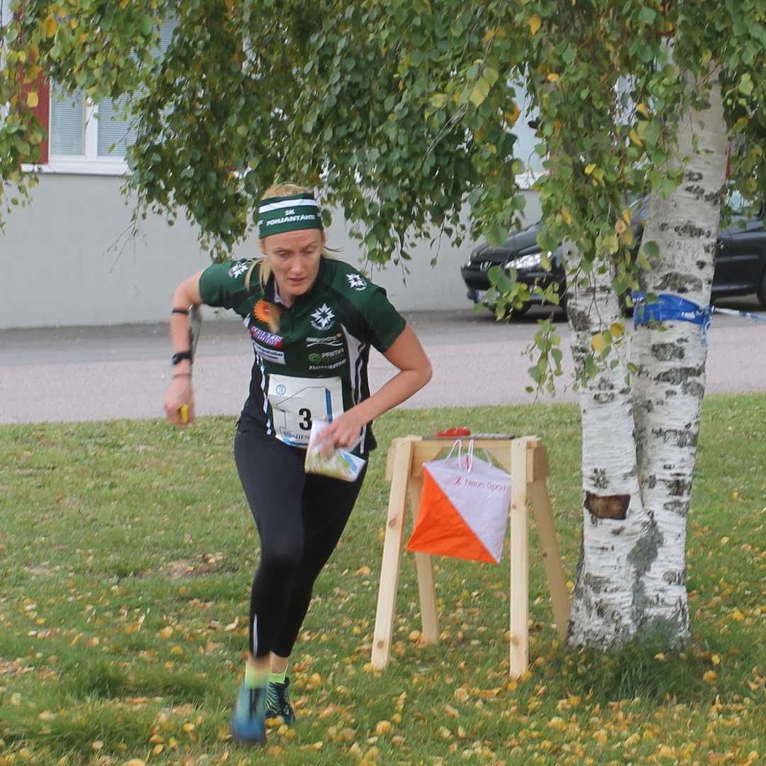 Marttiina Joensuu näytti Pyhäjoella, millaista on suunnistusvauhti kansallisella kärkitasolla.