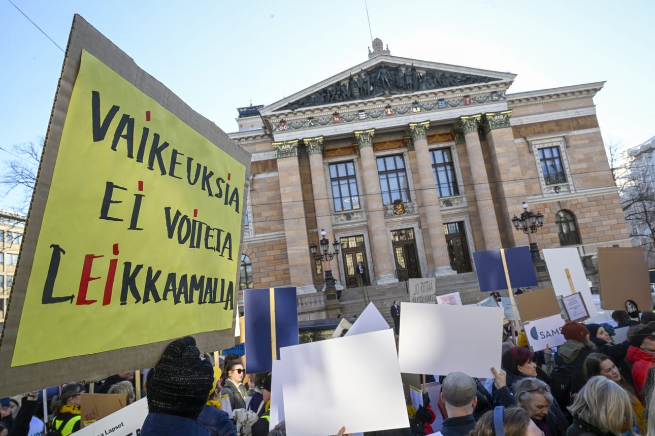 Hallituksen kehysriihen tiukat talouslinjaukset nostattivat protesteja Säätytalon liepeillä.