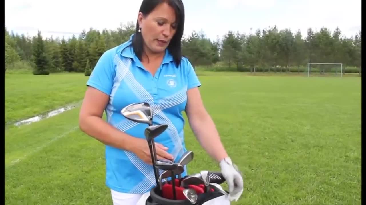 Pirjo Kortesoja opastaa golfin alkeisiin.