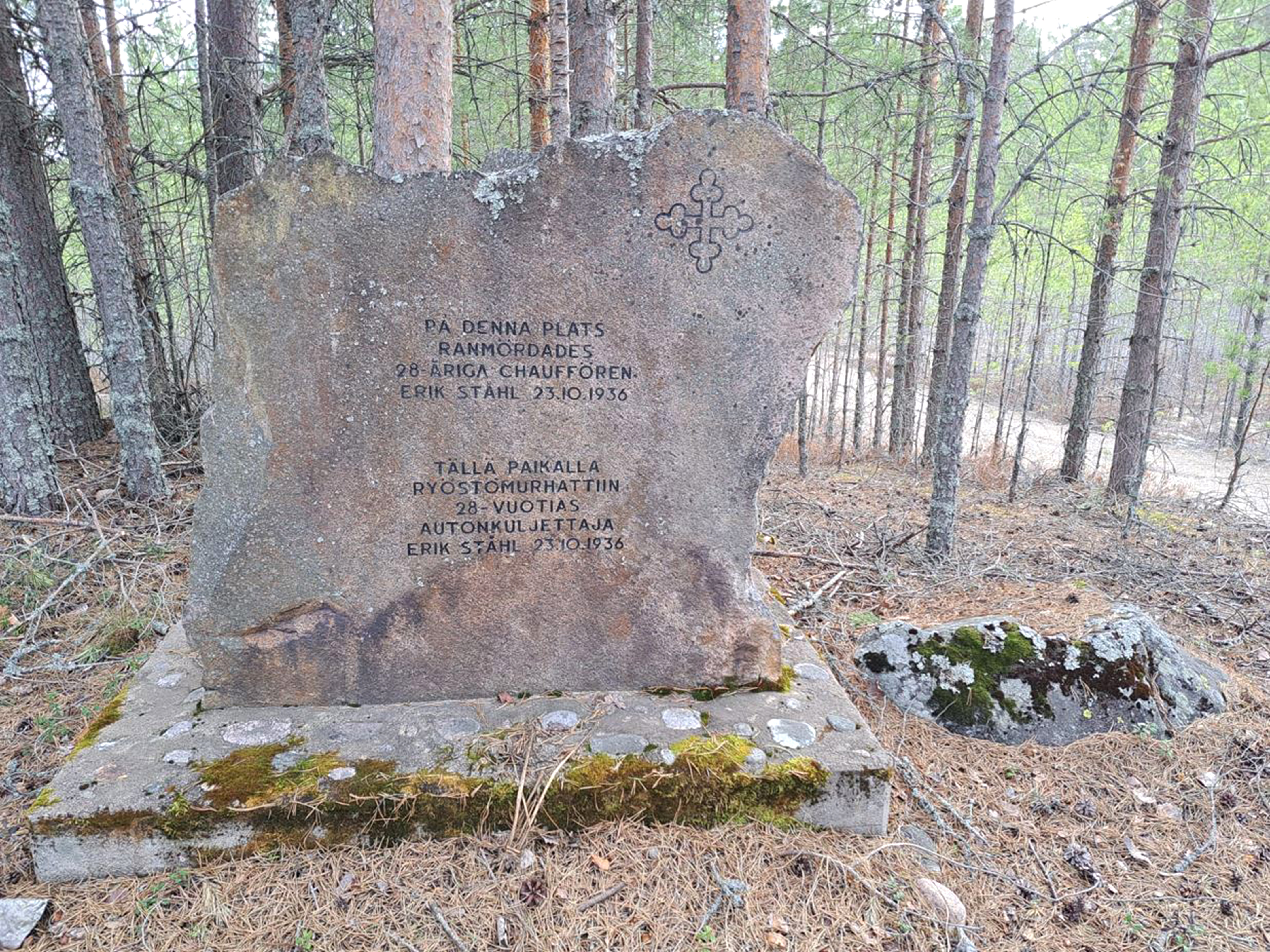 Kivipaasi muistuttaa julmasta veriteosta – tappajan pakomatka kulki Alajärven kautta