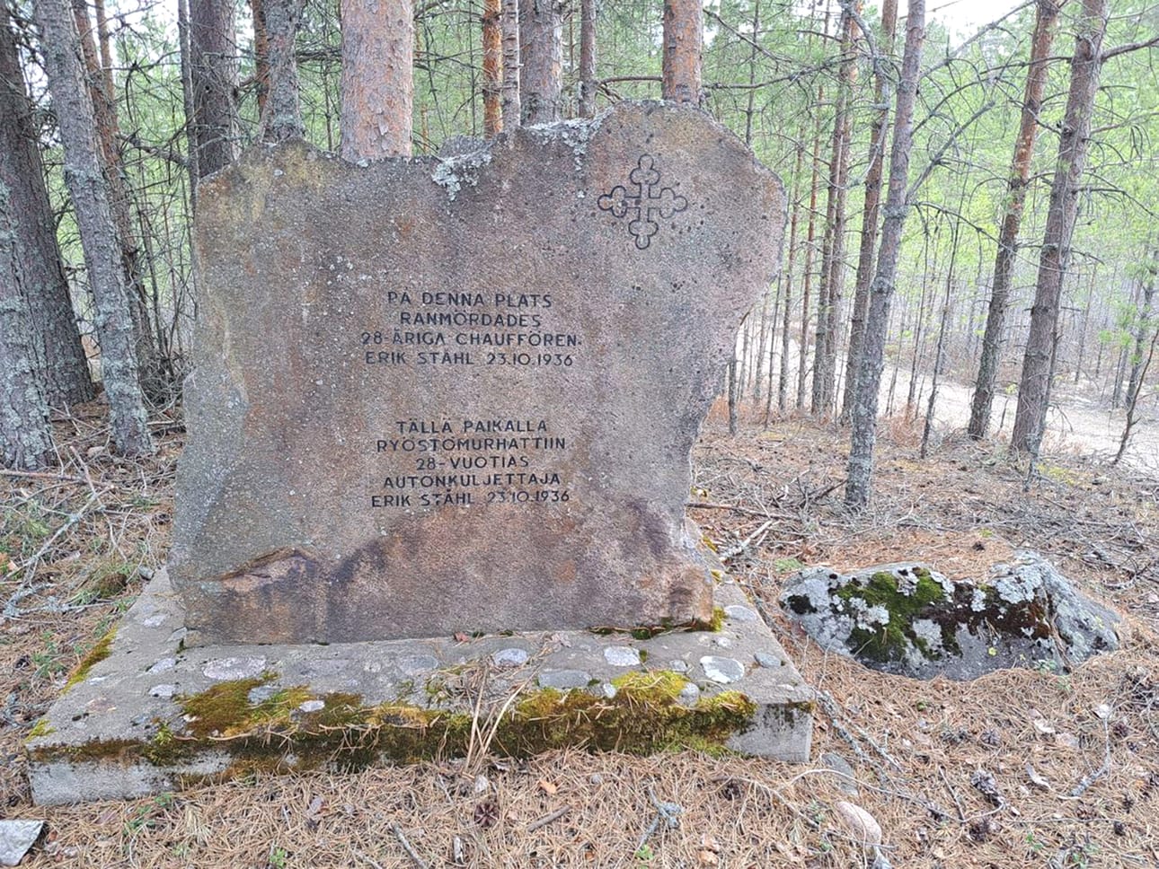 Muistokivi Kuortaneen ja Alajärven rajamailla muistuttaa julmasta veriteosta.