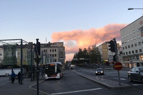 Jättipilvi lymyili talojen takana perjantai-iltana Vaasassa. Lukijan kuva