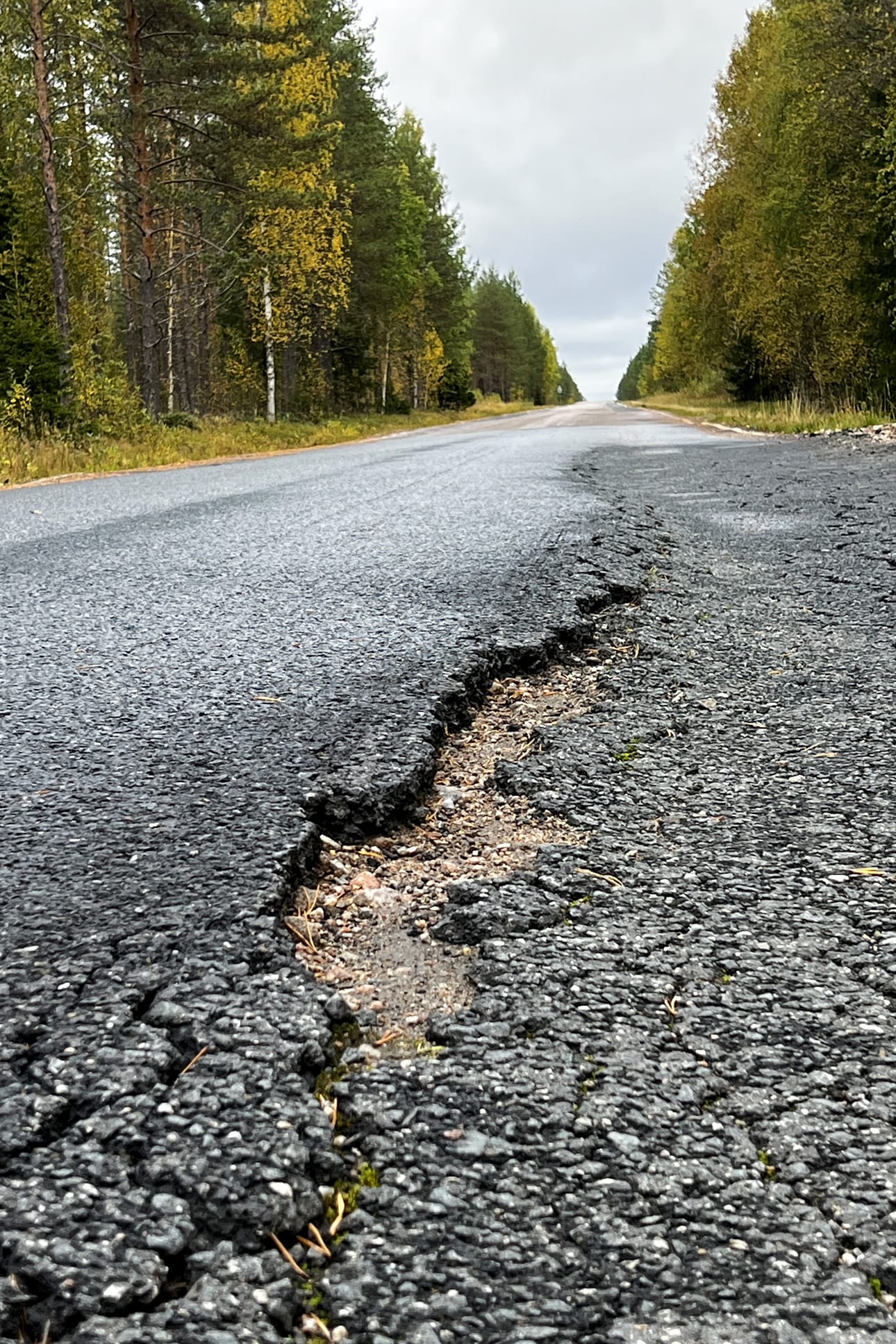 Raanujärventiellä on ajettava varovasti. Asfalttipinnassa oleva useiden senttien railo ja korkeuserot saattaisivat olla esimerkiksi moottoripyöräilijälle tuhoisia.