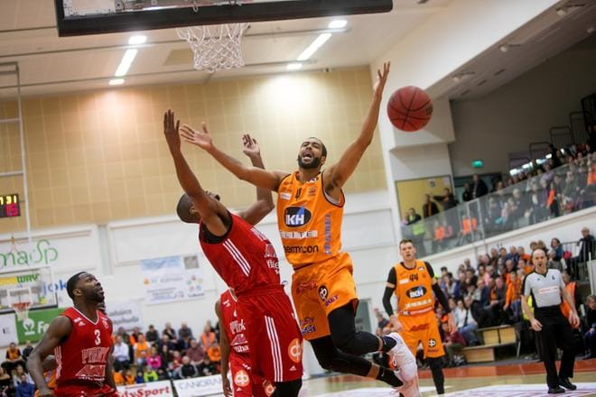 Karhu Basket nappasi arvokkaan voiton Pyrinnöstä, vaikka Rene Rougeau menetti välillä pallon korinalustilanteessa. KUVA: JAAKKO ELENIUS