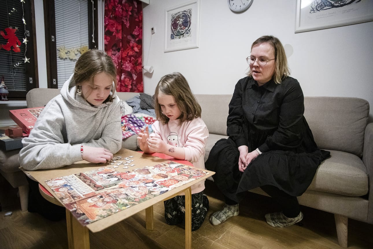 Lotta Tuomisto (vas.) kävi ennen peruskoulua pohjoissaamen kielipesässä. Sitä käy nyt myös pikkusisar Elli Tuomisto. Marjo Lehtola-Tuomiston mukaan kielipesästä on iso apu perheen arjessa.