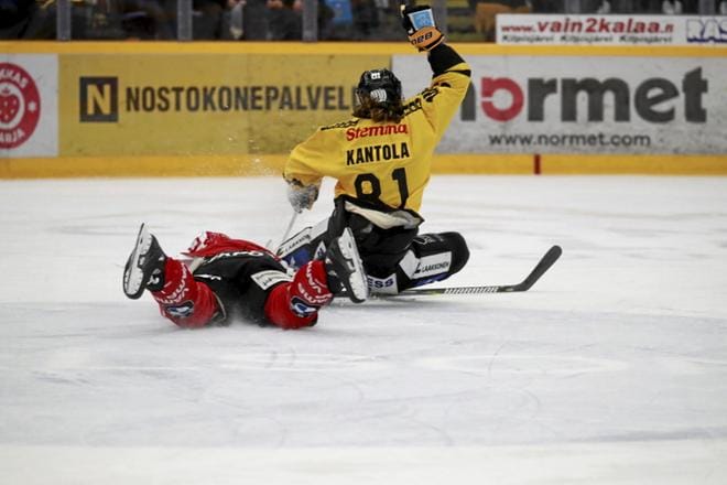 Sport keräsi perjantaina Kuopiossa 32 rangaistusminuuttia. Tässä syntyi yksi rangaistuksista, kun Sport-puolustaja Jyri Niemi kaatoi läpiajoon karanneen Kai Kantolan. KUVA: PAULA POHJAMO / SAVON SANOMAT