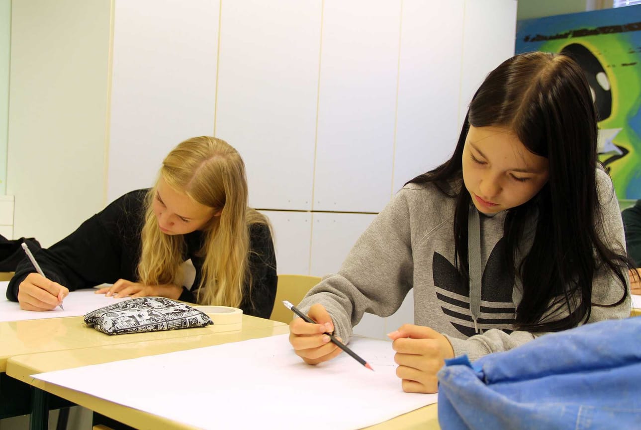 8E-luokkalaisille Henna Raetsaarelle (vas.) ja Hanna Viitaselle tiedossa on jo vierailu Ylivieskan Akustiikkaan, mutta myös nykytaiteen museo Kiasma Helsingissä kiinnostaisi.