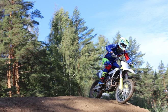 Sami Hyypiä on jo ennen tulevaa kisaa tutustunut Murronnevan motocrossradan ylä- ja alamäkiin. KUVA: REIJO HEIKKILÄ