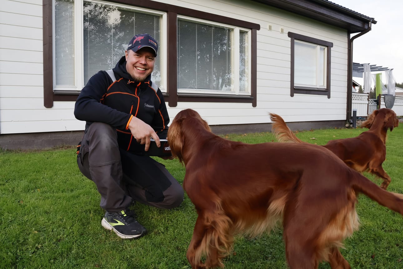 – Ensin oli harrastus, sitten tuote ja lopuksi firma, Joni Pirhonen kuvailee. Irlanninsetterit Karo ja Iita ovat olennainen osa harrastusta. Iita valittiin edustamaan Suomea tämänvuotisiin kanakoirien metsästyskokeiden MM-kilpailuihin Slovakiaan, mutta reissulle lähti lopulta varakoira.