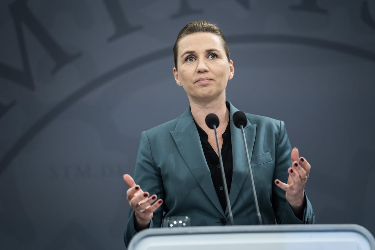 Tanskan pääministeri Mette Frederiksen kertoi hallituksen valmistelevan suunnitelmia koronarajoitteiden purkamiseksi maanantaina tiedostustilaisuudessa Kööpenhaminassa.