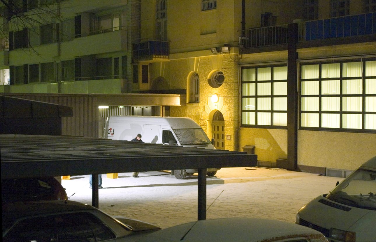 Poliisin tutkijat tutkivat ryöstön jälkiä Suomen Pankin konttorin pihalla Turussa helmikuussa 2007.