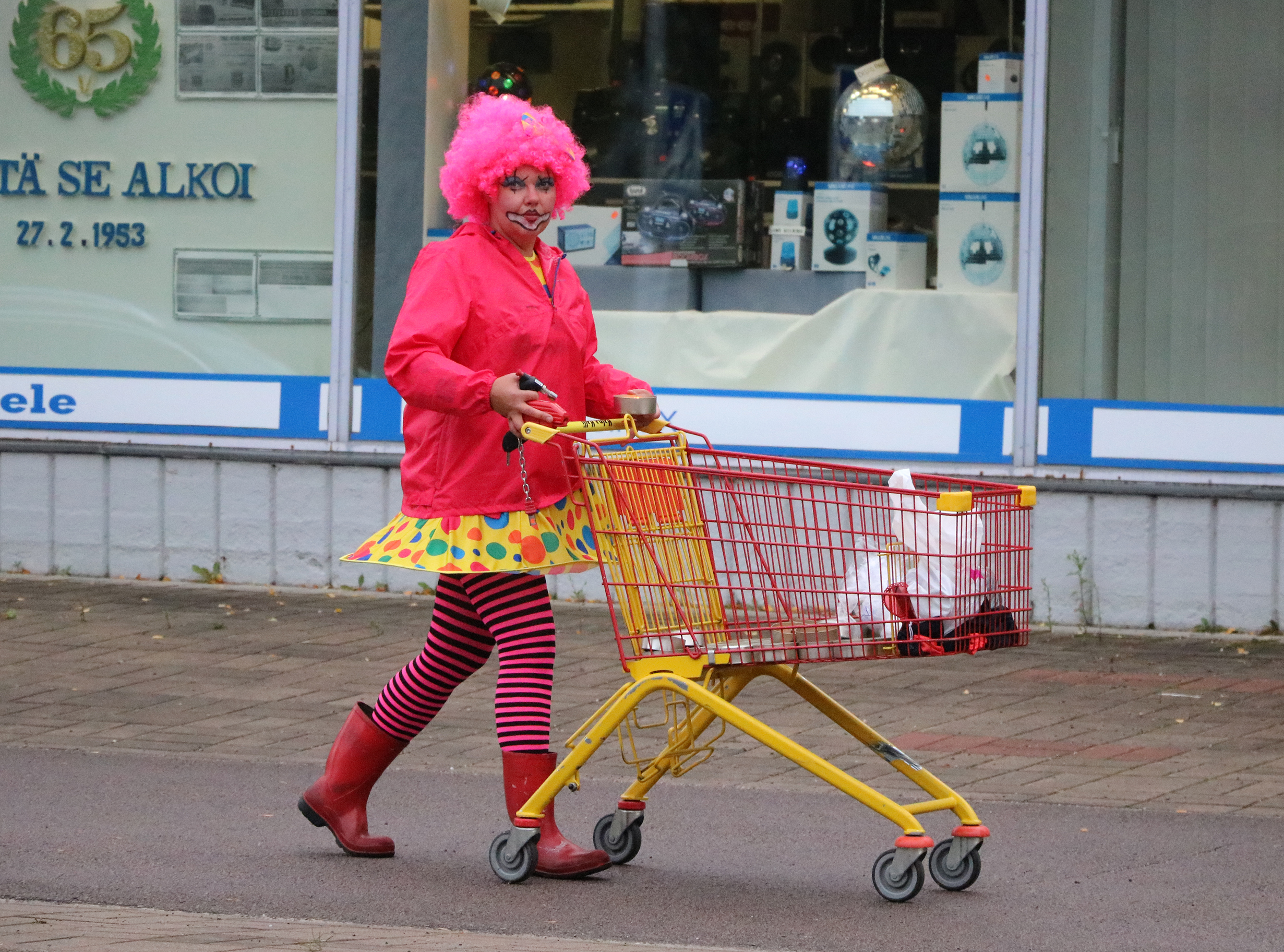 Suloinen pelle sytytteli soihtuja katujen varsille.