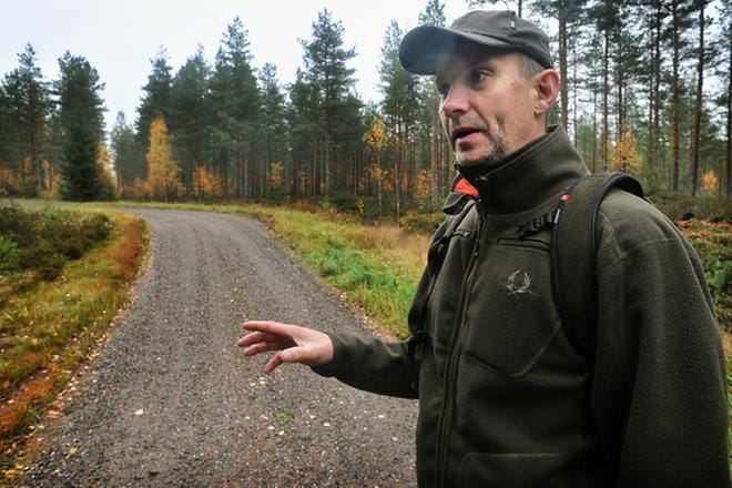 Luken tutkimusteknikko Antti Härkälä joutuu vapaaehtoisten tavoin kulkemaan kilometrin jos toisenkin löytääkseen riittävästi näytteitä susien geneettistä seurantaa varten. Aina pökäle ei kuitenkaan takaa, että susiyksilön tunnistus onnistuu. KUVA: JAMI JOKINEN