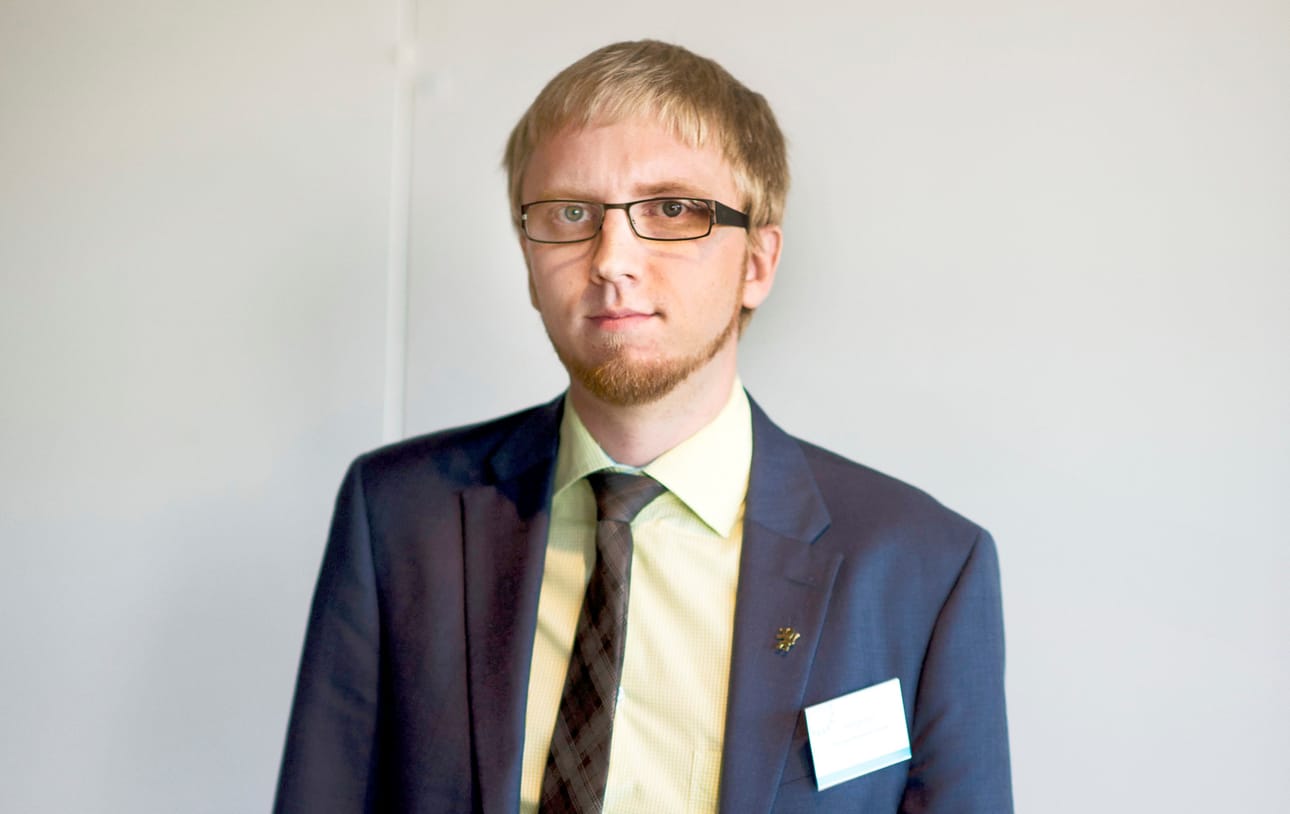 Perussuomalaisten nuorten puheenjohtaja Simon Elo sanoo, että nuorisojärjestöille jaettava valtionapu perustuu poliittisiin päätöksiin.