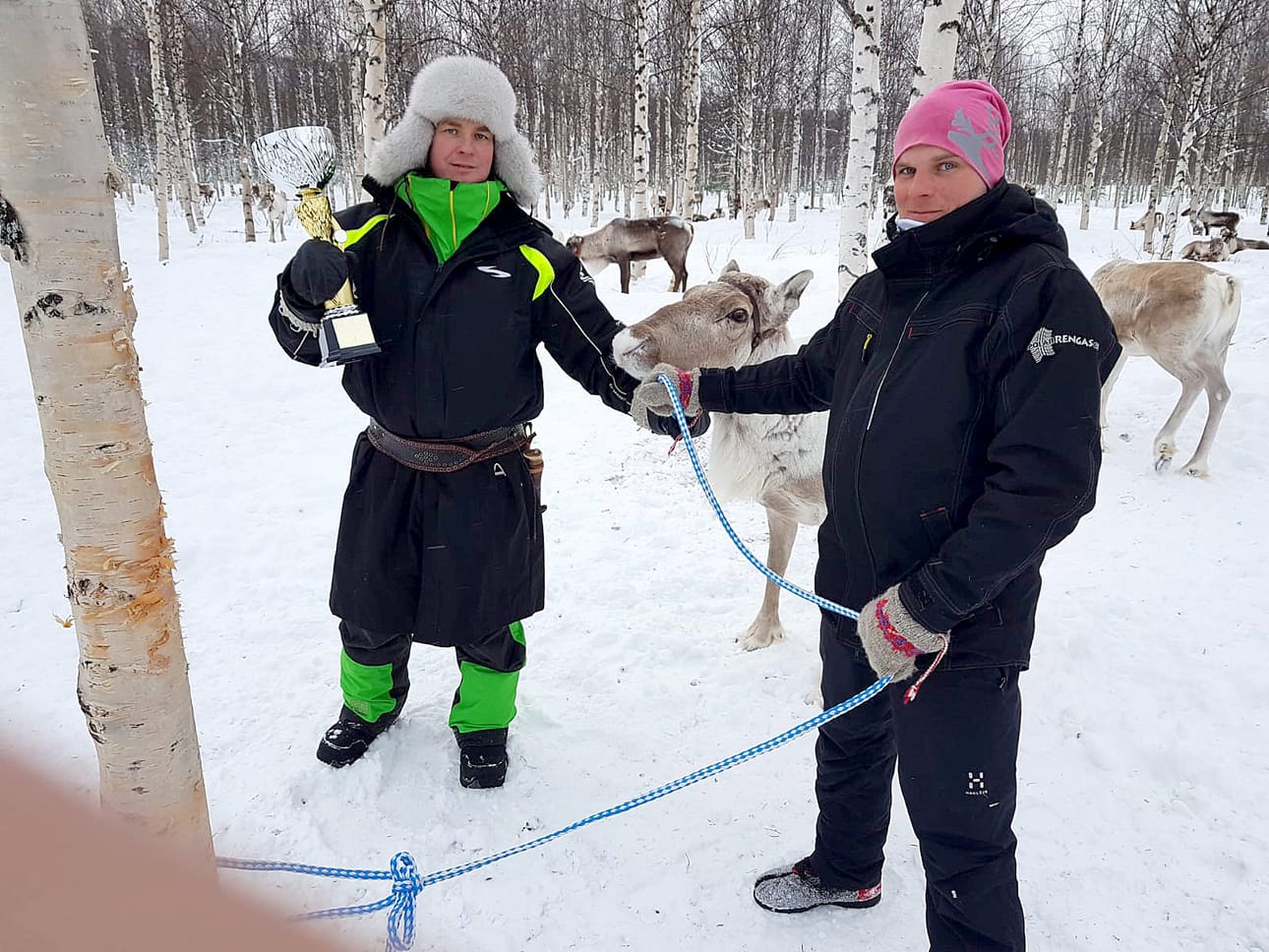 Tomi Vartiainen (vas.) ja Spiellan ajaja Uula-Petteri Somby juhlivat Luostolla Poro Cupin kolmannen osakilpailun voittoa.