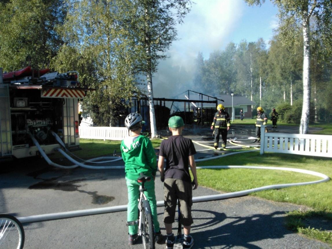 Autokatos paloi täysin Vihvilätiellä.