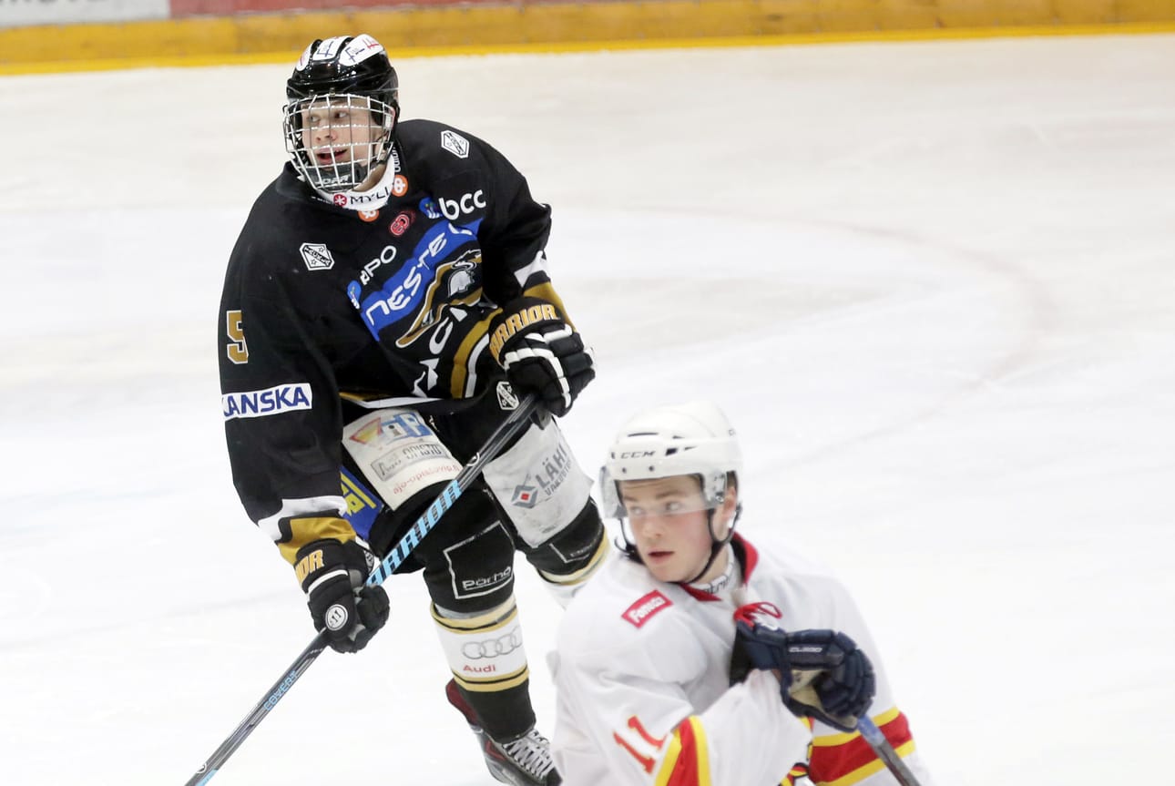 Jesse Puljujärvestä tulee illalla nuorin Kärppien riveissä Liigaa pelannut pelaaja.