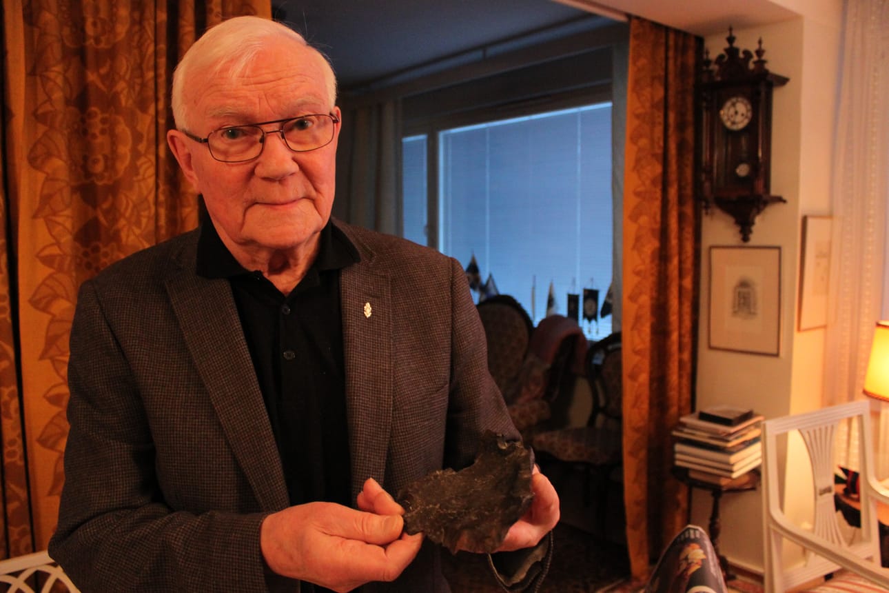 Valter Bäckström löysi Ainolan puistosta palopommin sirpaleen tammikuussa 1940. Sirpaleessa näkyy punatiilin jälkiä, jotka ovat peräisin Åströmin liimatehtaan seinästä, johon pommi putosi.