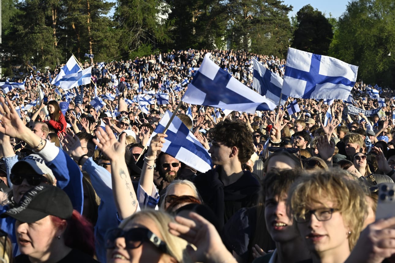 Siniristiliput liehuivat Olympiastadionin edustalla maanantaina.