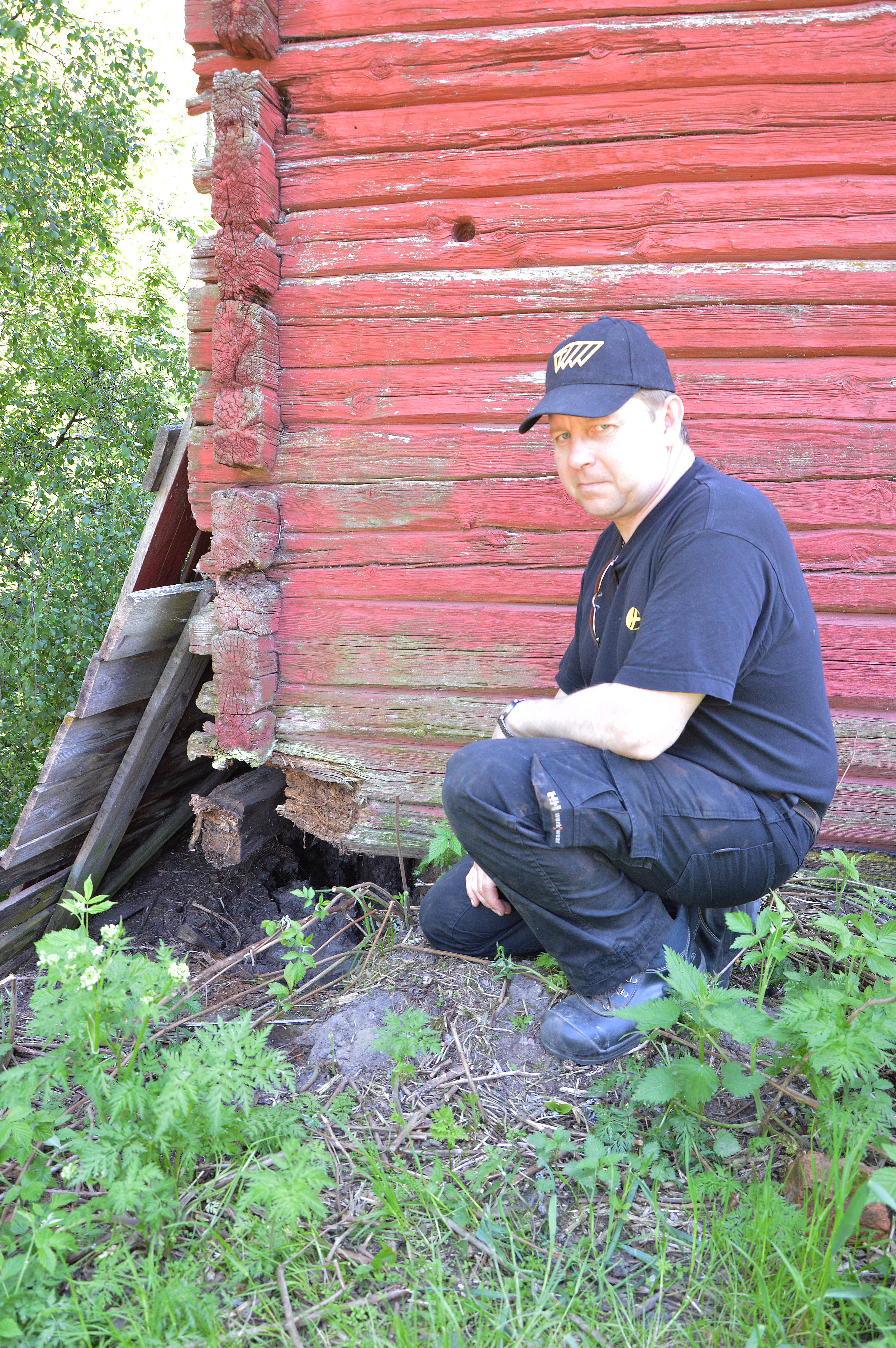 Luhdin takana joenuoma on entistä lähempänä. Kun ennen varastona toimivan rakennuksen ympäri pääsi kävelemään, niin nyt sen takapuolelle ei enää edes pääse. –¿Nurkassa sijainneen vanhan perustuskiven sain pelastettua, Ilkka Matinolli kertoo.