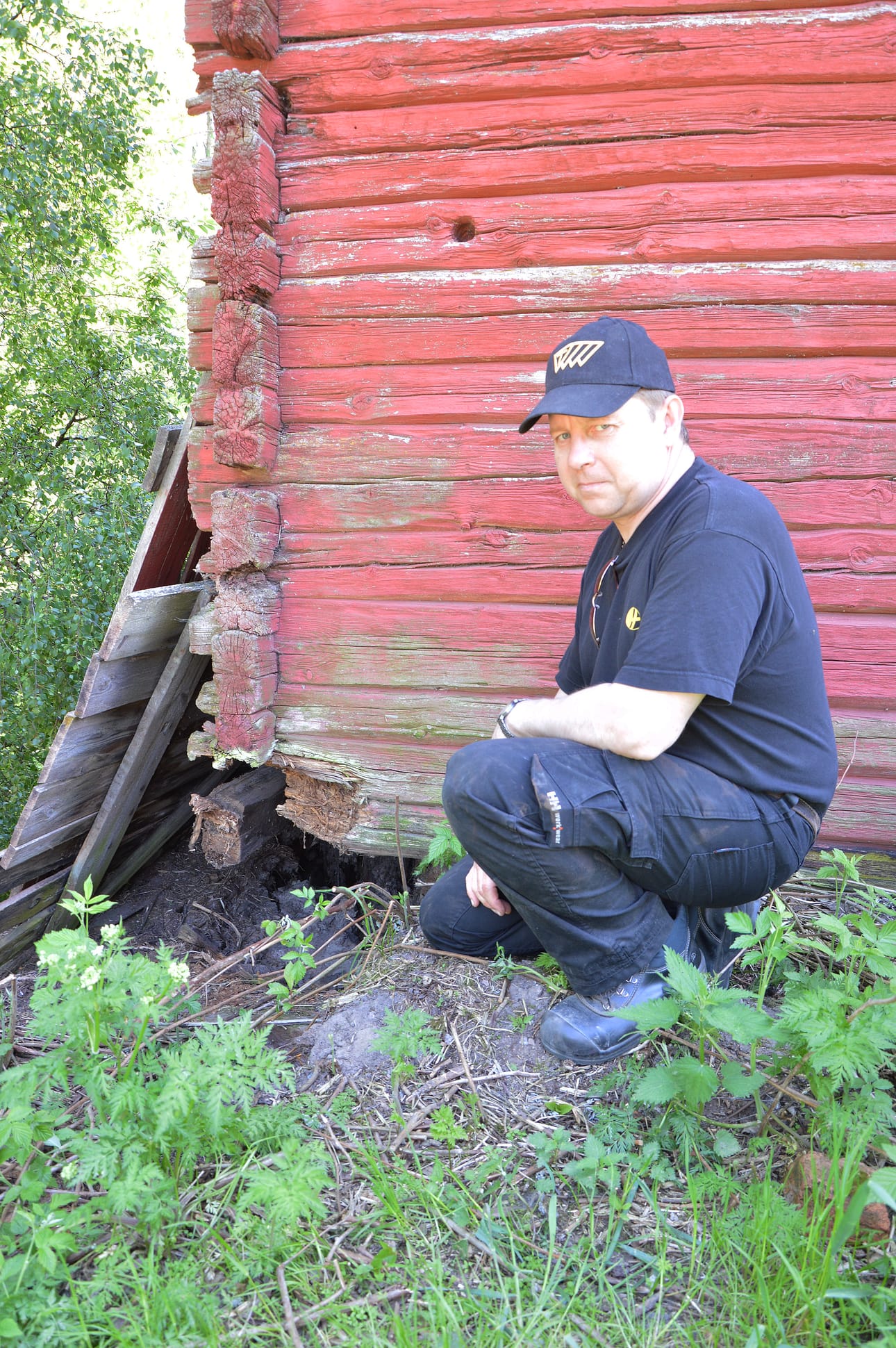 Luhdin takana joenuoma on entistä lähempänä. Kun ennen varastona toimivan rakennuksen ympäri pääsi kävelemään, niin nyt sen takapuolelle ei enää edes pääse. –¿Nurkassa sijainneen vanhan perustuskiven sain pelastettua, Ilkka Matinolli kertoo.